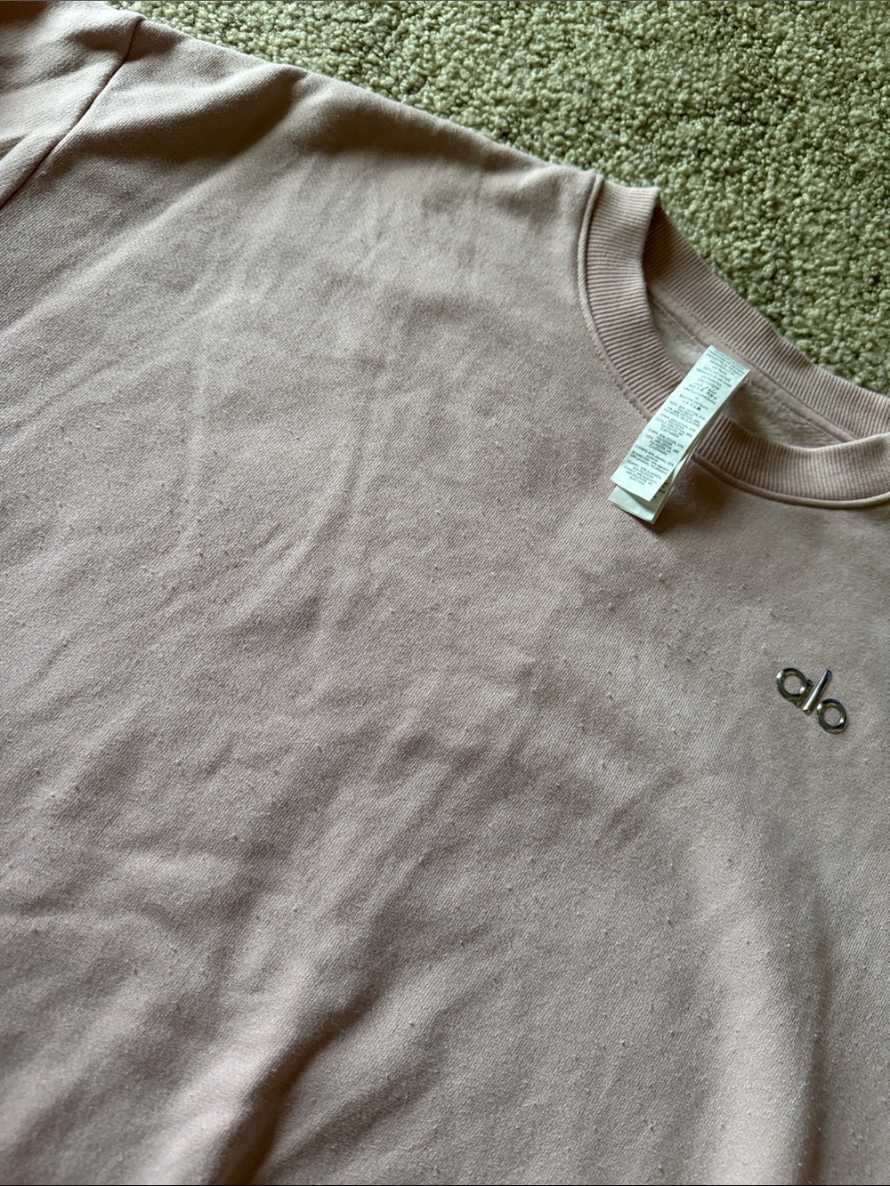 ALO Yoga Accolade Crewneck Sweatshirt in Pink Quartz - Picture 3 of 5